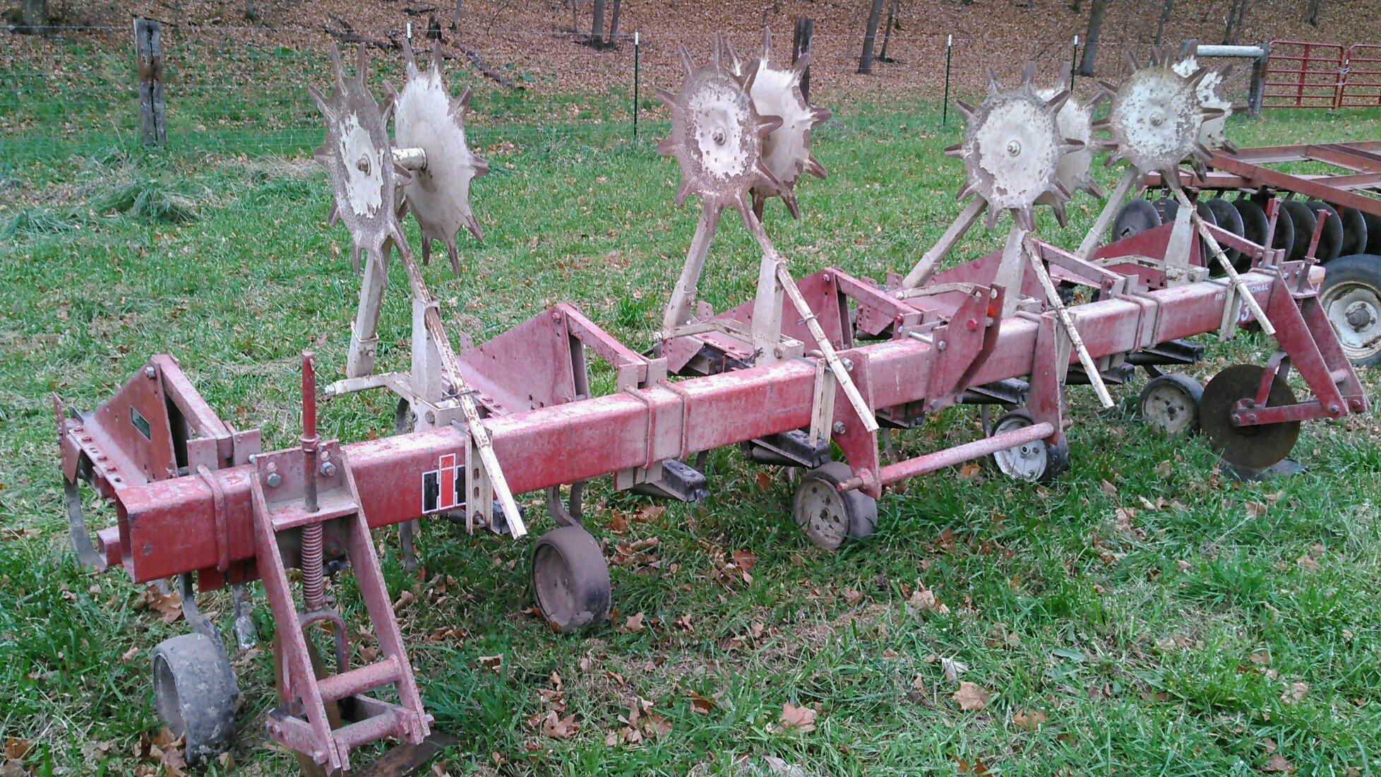 IH Model 133 4RW crop cultivator with RS