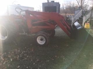 Case IH. 585 Tractor / Loader