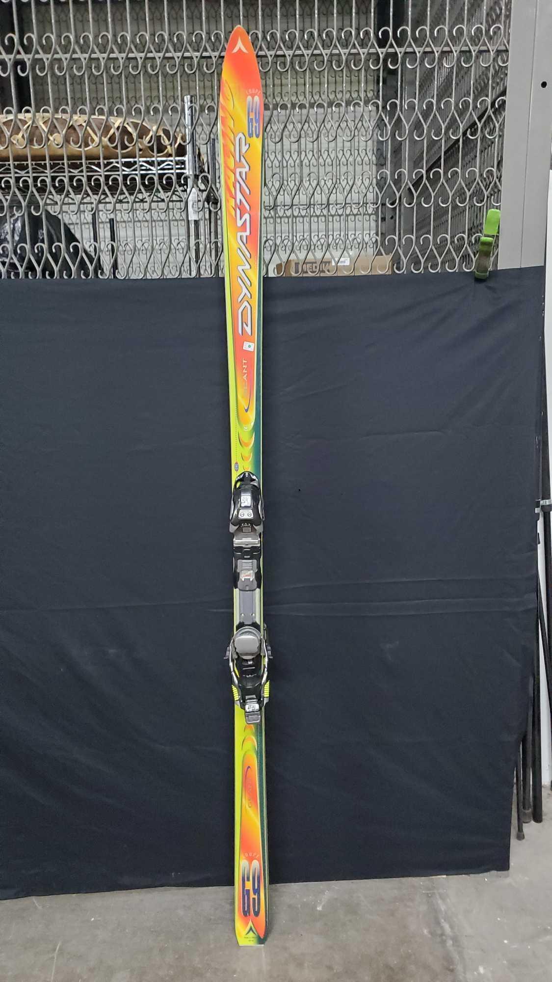 Pair of Geant Dynastar G9 racing skis