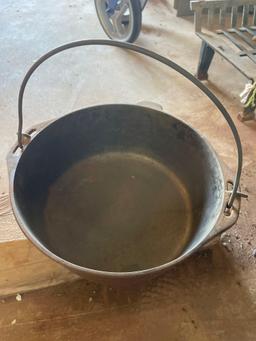 cast iron pot with lid