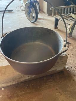 cast iron pot with lid