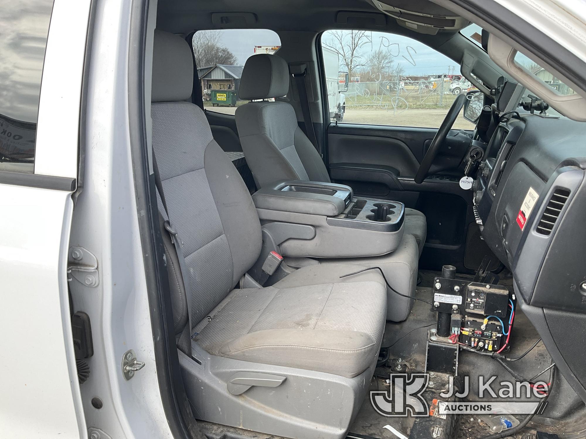 (South Beloit, IL) 2015 Chevrolet Silverado 2500HD Extended-Cab Service Truck Runs & Moves) (Intermi