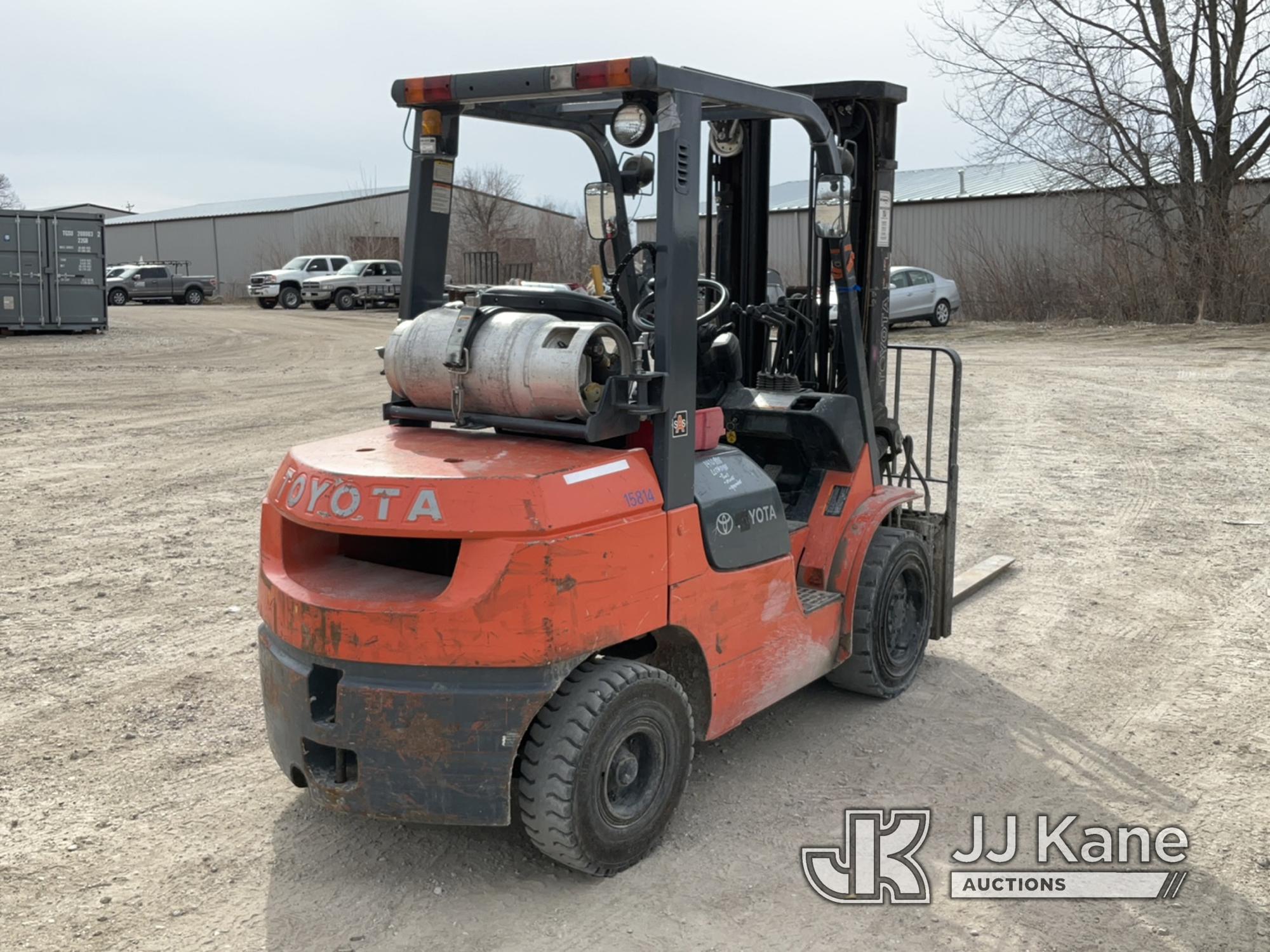 (Des Moines, IA) 2005 Toyota 7FGU32 Pneumatic Tired Forklift Runs, Moves, Operates