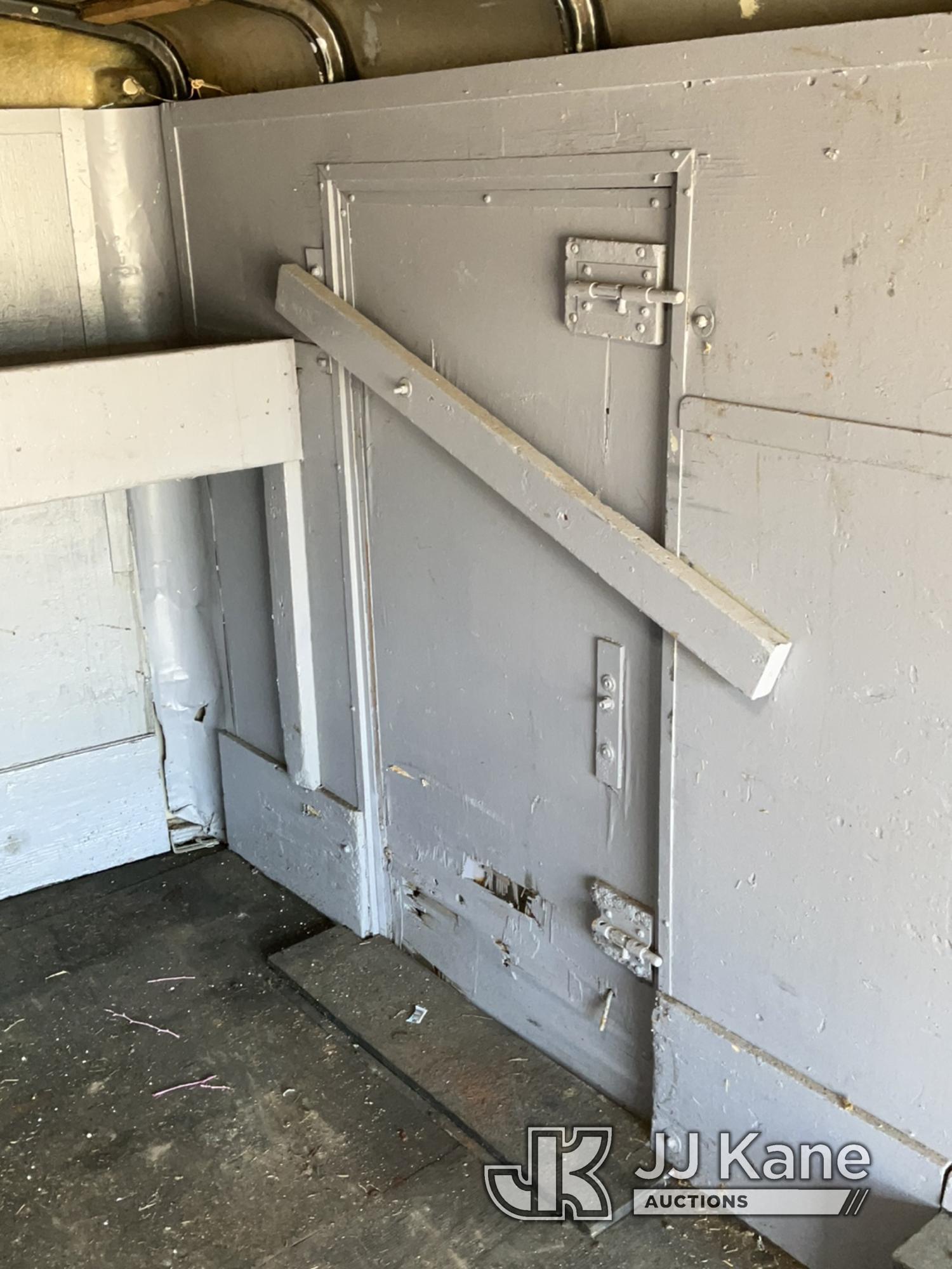 (South Beloit, IL) 2000 United Expressline T/A Enclosed Trailer Side Door Does Not Open