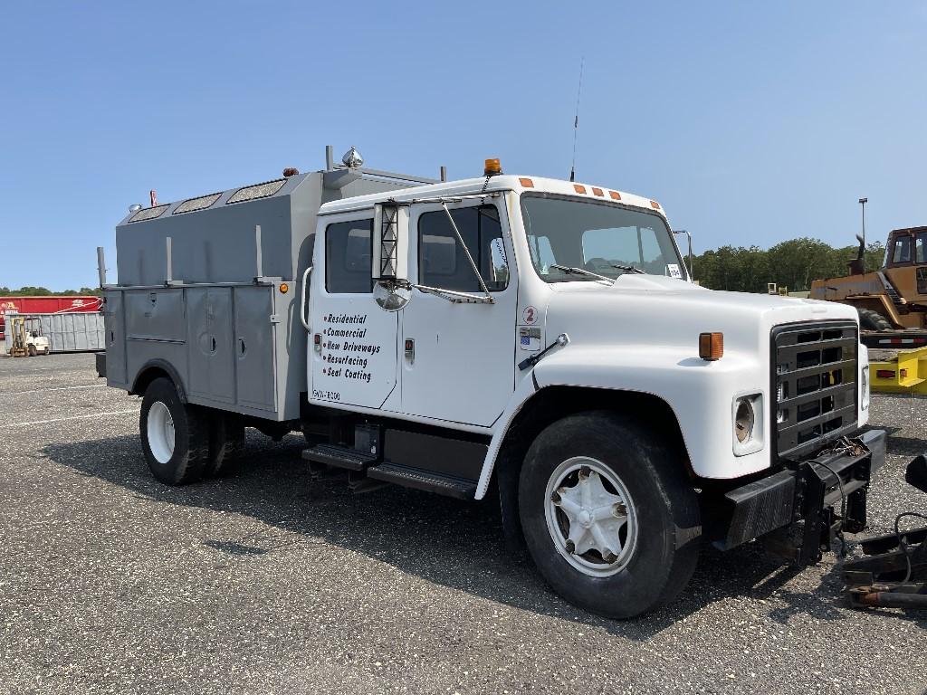 1986 International S1600 Crew Cab Service Truck w/ Plow