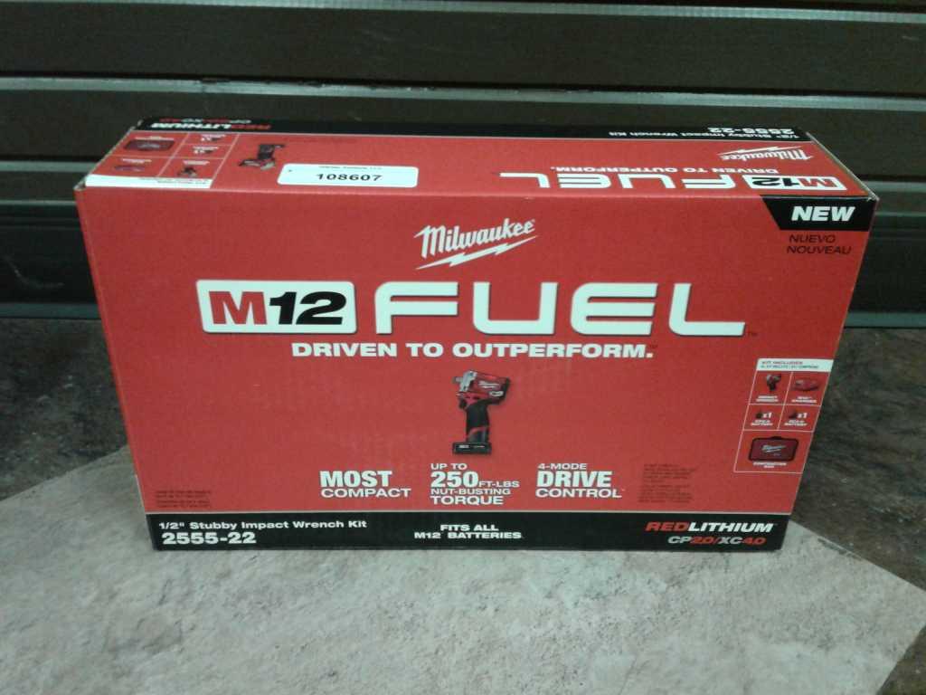 Milwaukee M12 Fuel 1/2" Stubby Impact Wrench Kit