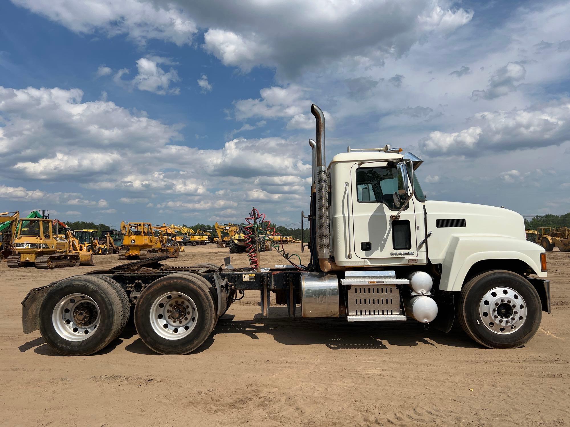 2015 MACK CHU613 DAY CAB T/A ROAD TRACTOR