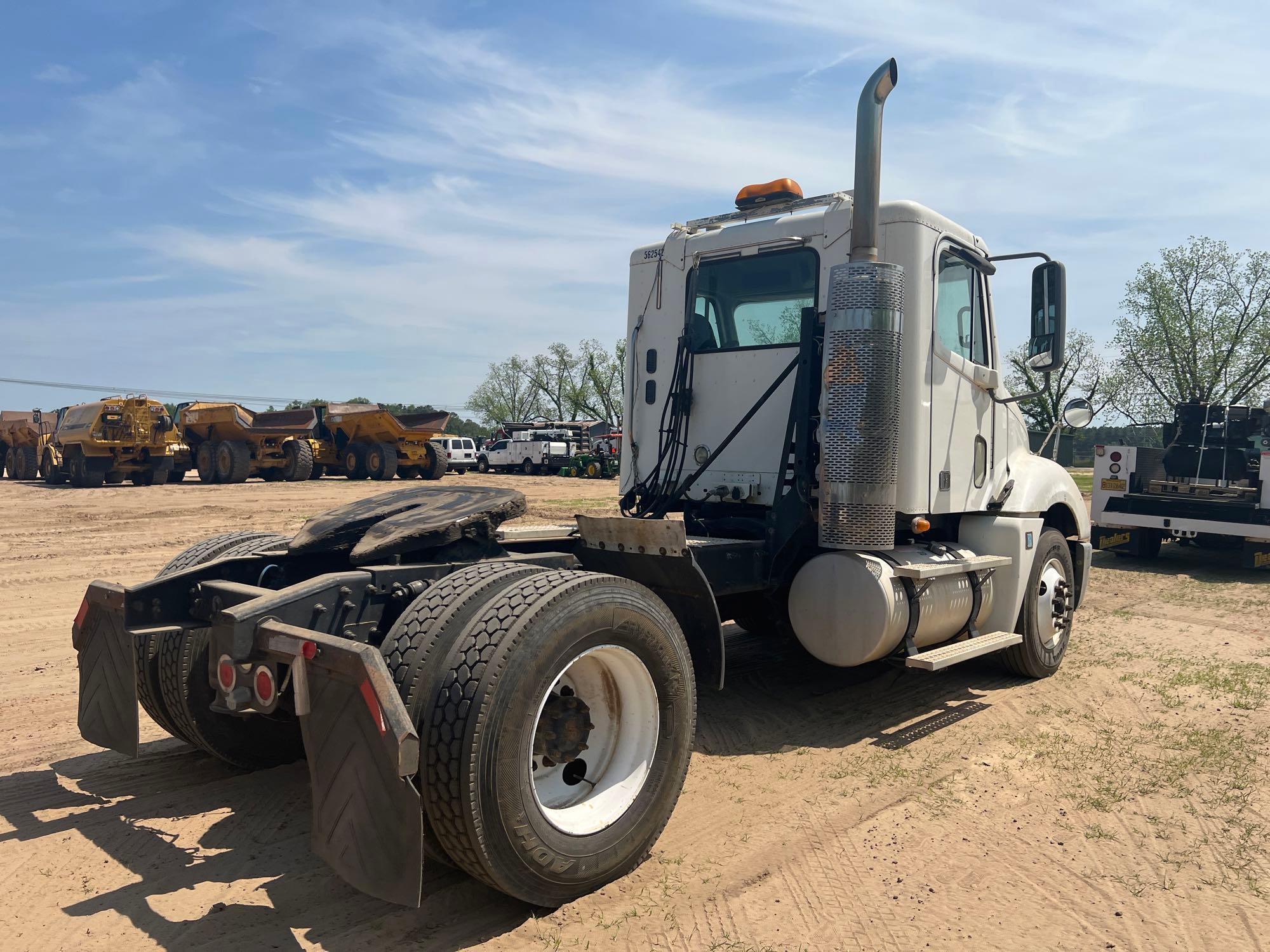 2009 FREIGHTLINER DAY CAB S/A ROAD TRACTOR