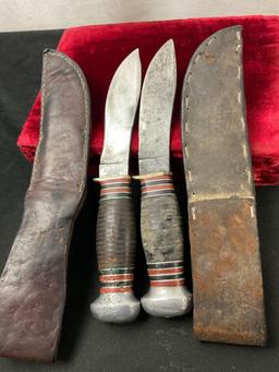 Pair of Vintage Remington Fixed Blade Knives, pair of RH-32s w/ leather sheaths