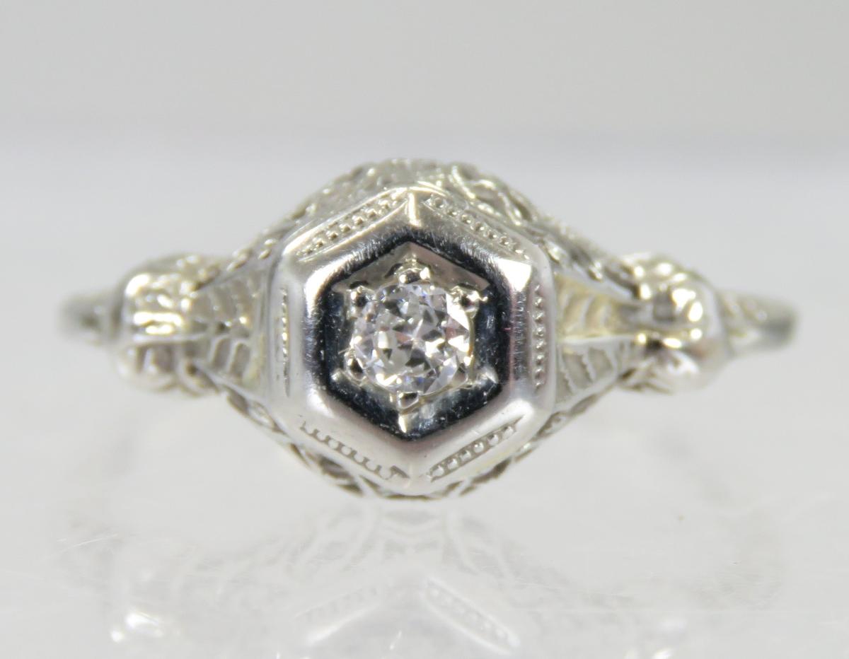 18kt White Gold Ring with White Sapphire