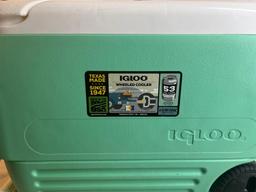 Igloo wheeled cooler