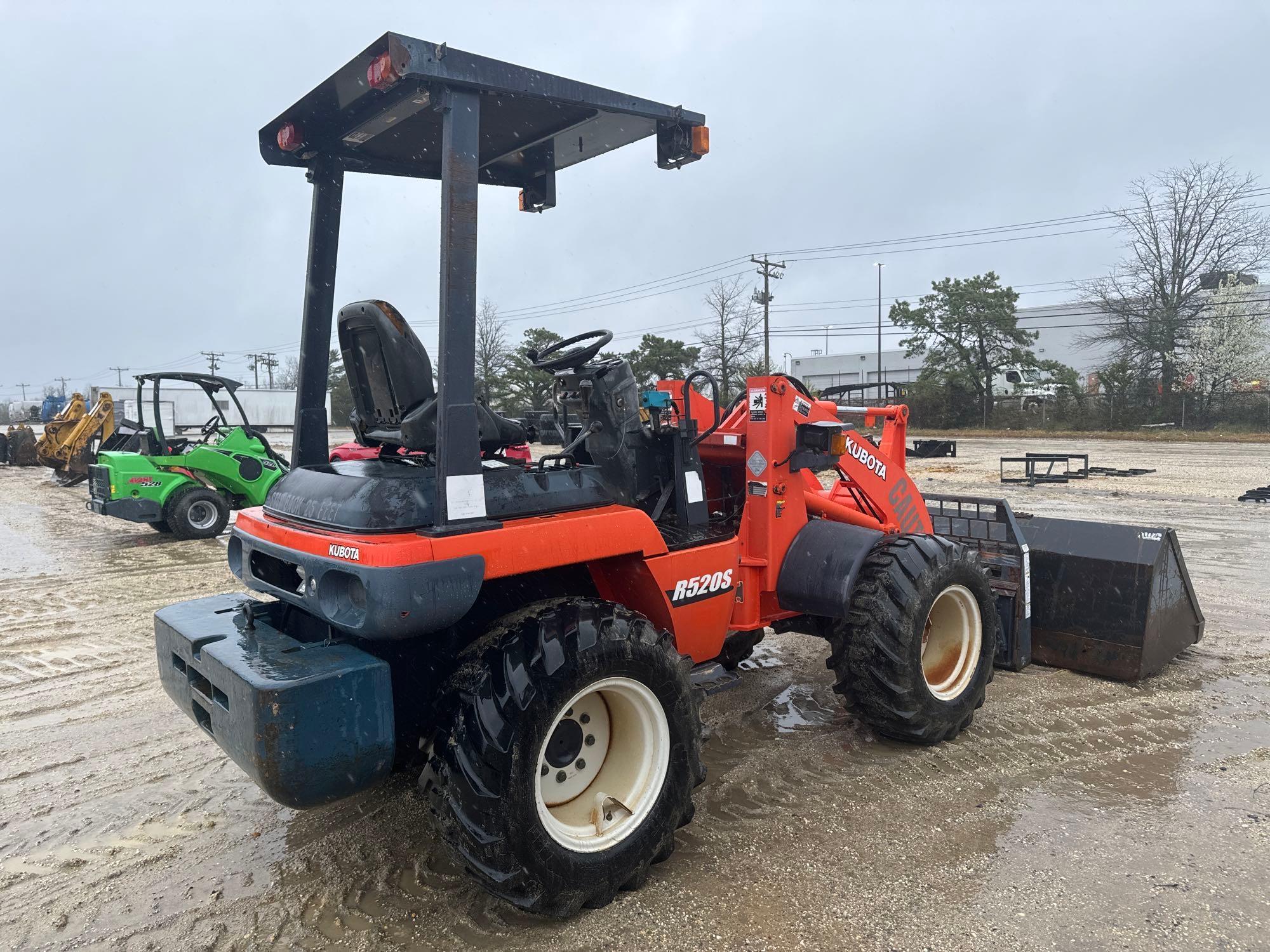 2010 KUBOTA R520S RUBBER TIRED LOADER SN:11076 powered by Kubota diesel engine, equipped with OROPS,