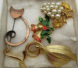 TRAY LOT COSTUME JEWELRY CINER PEARL COLLAR PINS