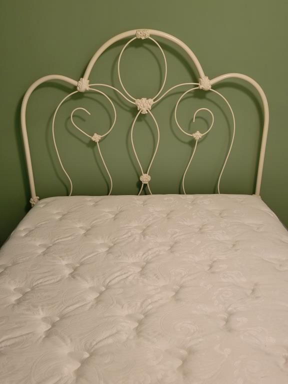 Full Size White Cast Iron Bed w/Rails
