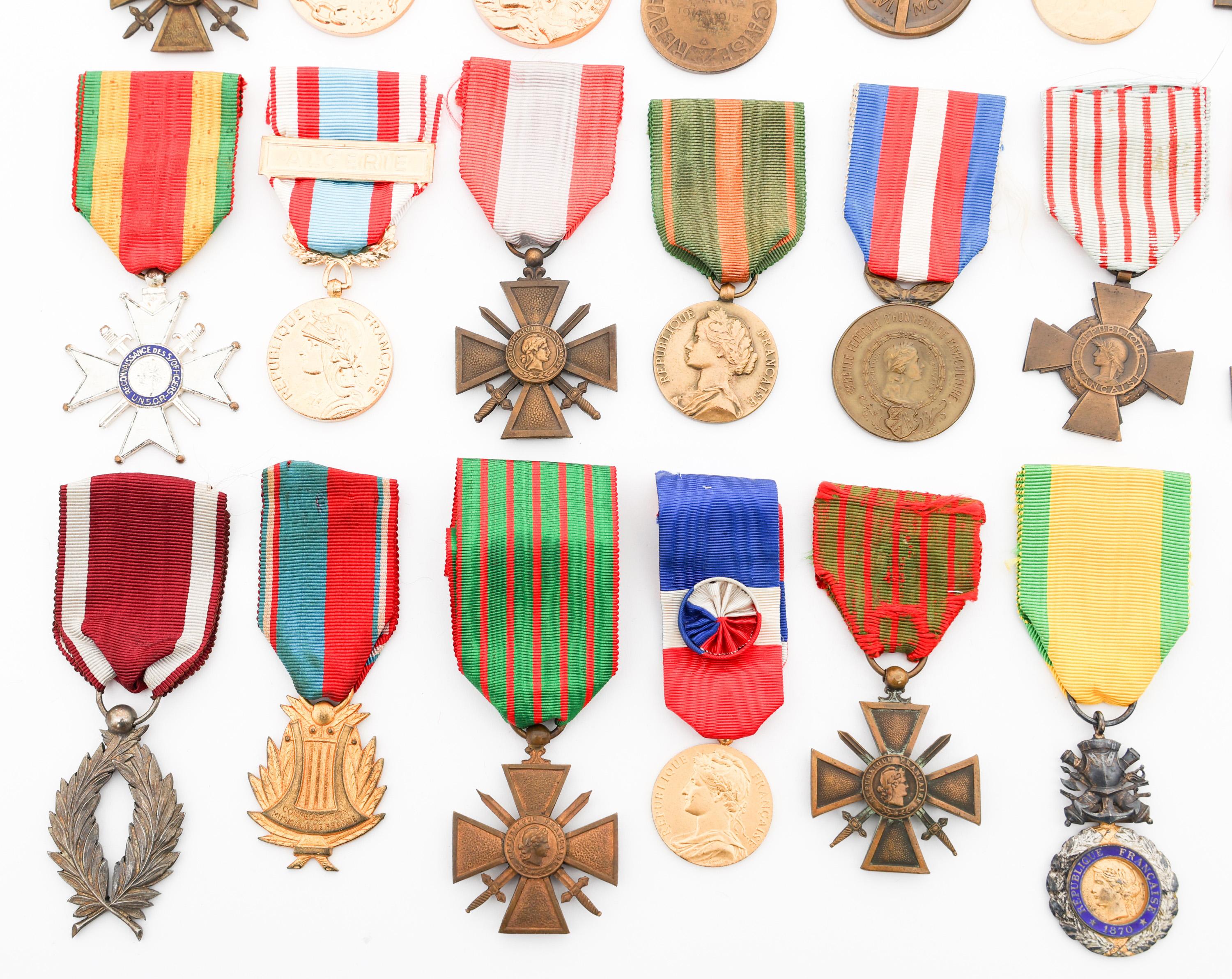 WWI - COLD WAR FRENCH ARMY MEDALS & CAP BADGES