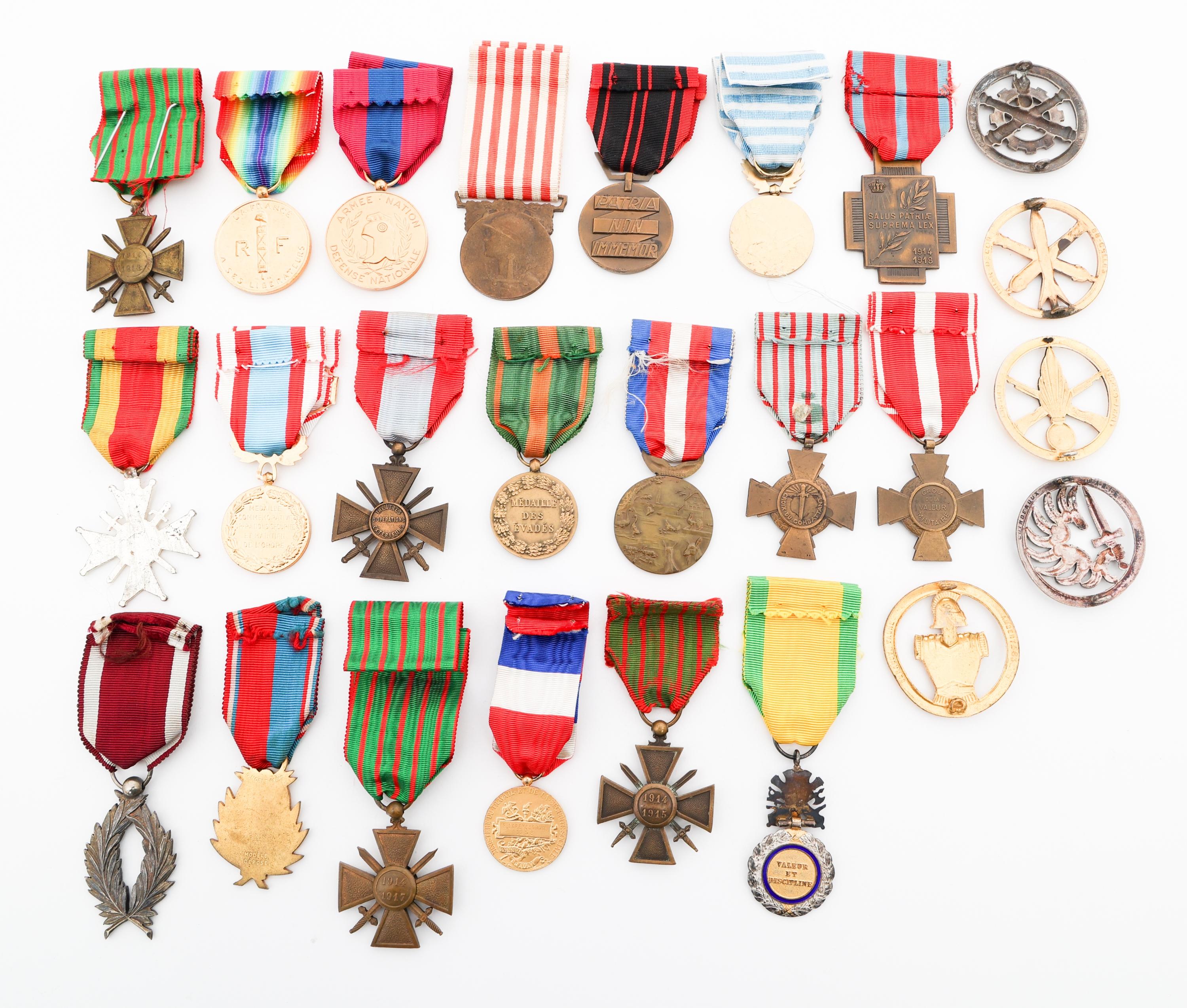 WWI - COLD WAR FRENCH ARMY MEDALS & CAP BADGES