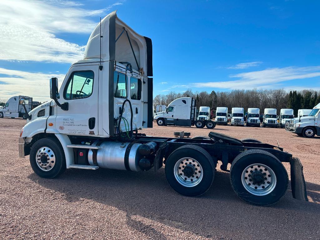 (TITLE) 2017 Freightliner Cascadia 113 day cab truck tractor, tandem axle, Detroit DD13 525hp diesel