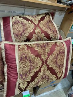 3 decorative Pillows