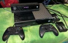 Xbox One Console, 2 Wireless Controllers, Kinect, 2 Battery chargers & 5 Batteries- WORKS