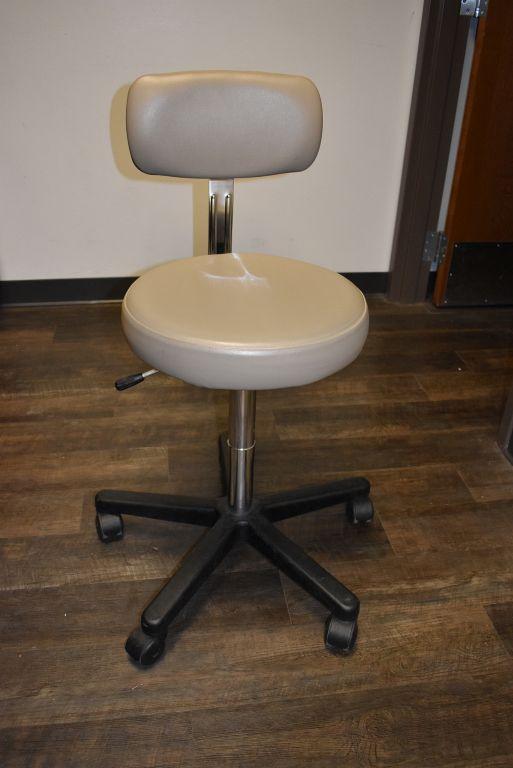 PHYSICIAN TYPE STOOL WITH BACK