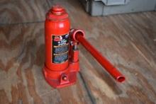 BIG RED 4 TON BOTTLE JACK W/HANDLE, LOCATED IN SHED