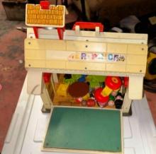FISHER PRICE LITTLE PEOPLE SCHOOL HOUSE