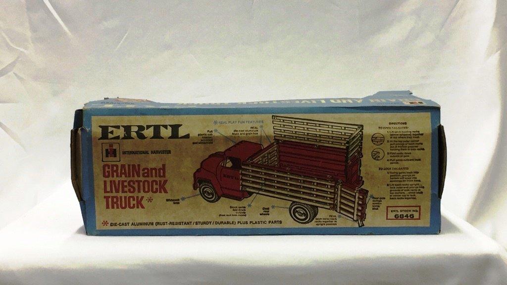 Ertl IH Grain & Livestock Truck