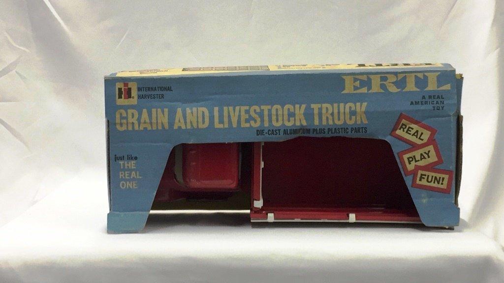 Ertl IH Grain & Livestock Truck