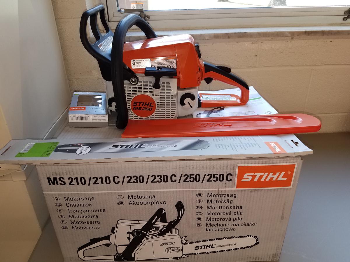 New Stihl MS250 Chain Saw w/ Bar & Chain