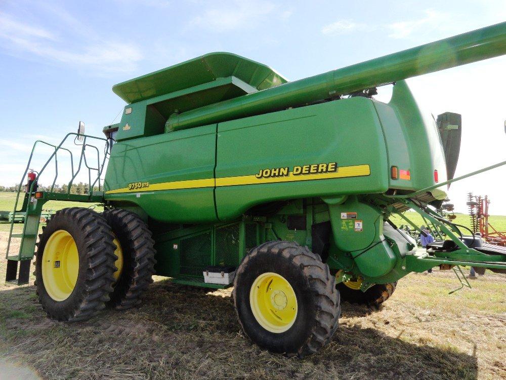 2001 JD 9750 STS Combine, 2767 Eng. Hrs., 2005 Sep. Hrs., Power Windrow Spreader, SN:H09750S690874