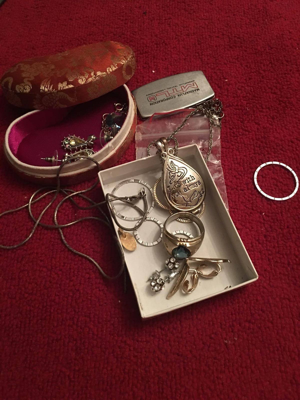 Small lot of mixed jewelry