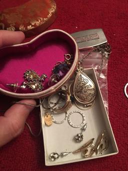 Small lot of mixed jewelry