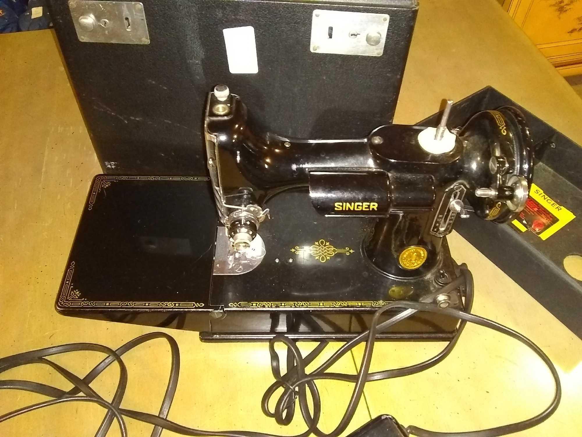 Singer sewing machine, featherweight, WITH CASE, WORKING