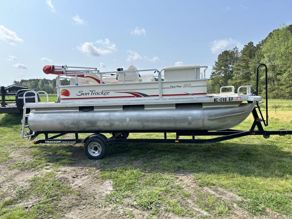 19ft Sun Tracker party barge pontoon