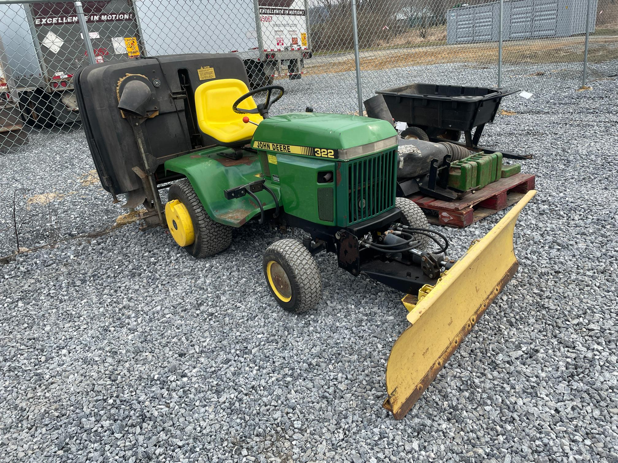 John Deere 322 Hydrostatic Lawn Tractor