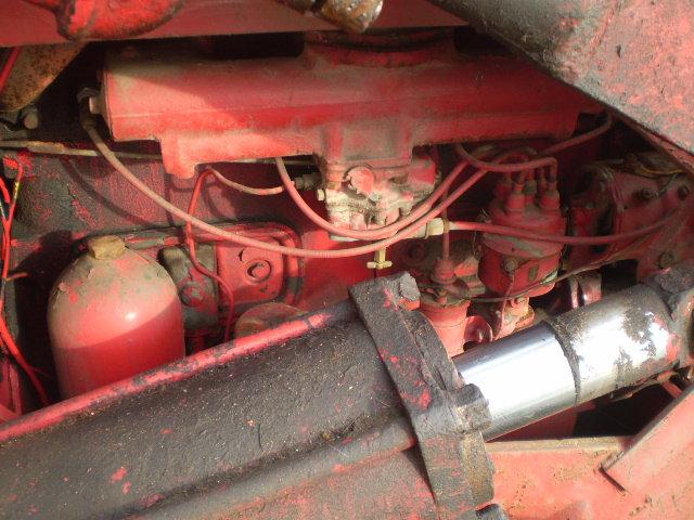 IH TD9 Crawler with Hough Tractor Shovel. Ran when backed in the shed a few years ago. Not running n