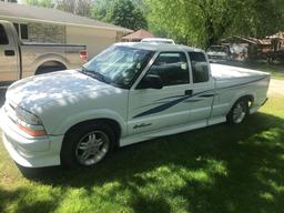 2000 Chevy S10 Extreme LS Ext. cab pickup w/6' hard cover, cloth seats, auto, 6 cyl, white
