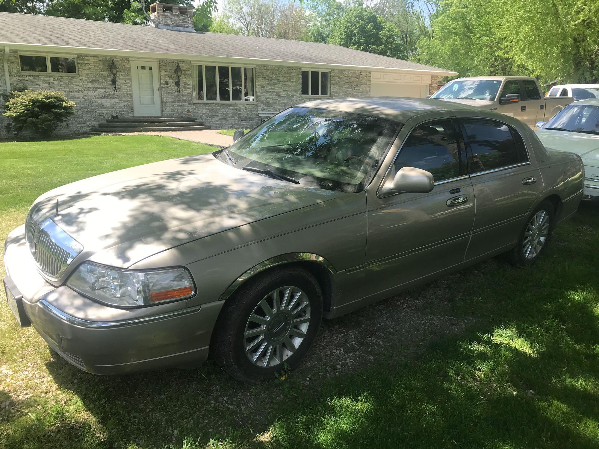 2003 Lincoln Town Car, Signature Series, 4 dr., V8, auto, keyless entry, leather, 80,000 miles