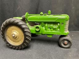 1/16th Scale Vintage John Deere Tractor