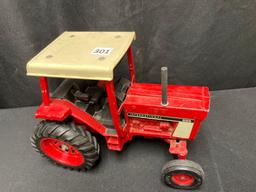 1/16th Scale Ertl IH 886 Tractor w/cab