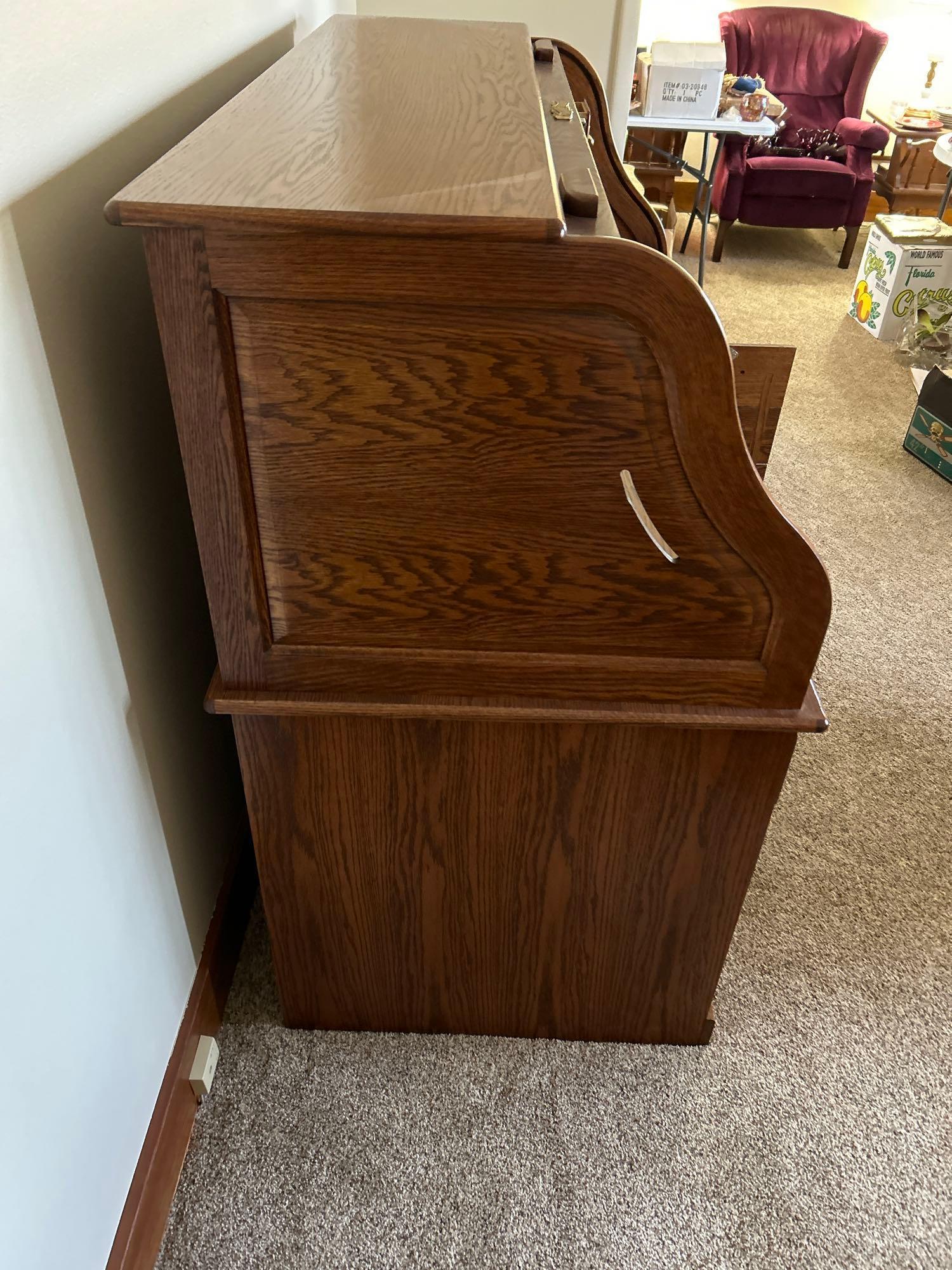 Oak roll top desk, 7 bottom drawers, locks.... Absolutely in excellent condition!!!