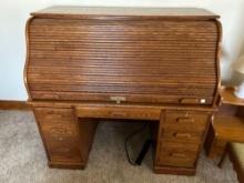 Oak roll top desk, 7 bottom drawers, locks.... Absolutely in excellent condition!!!