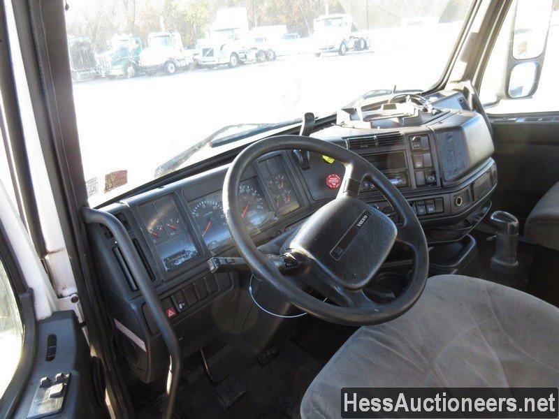 2002 Volvo D12 T/a Daycab