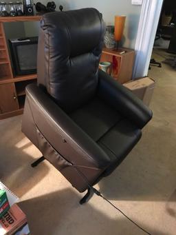Vinyl lift chair. Nearly new 1 1/2 mo old,