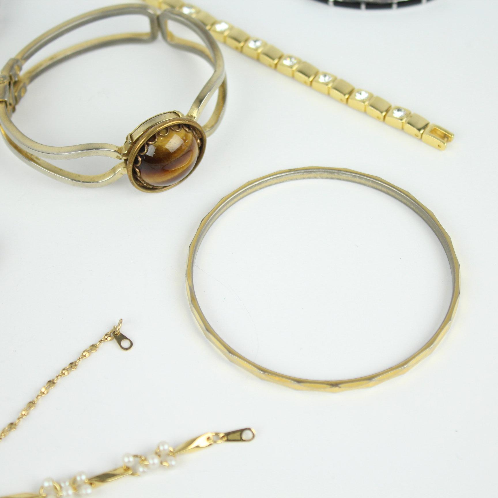12 Ladies Costume Jewelry Bracelet Lot