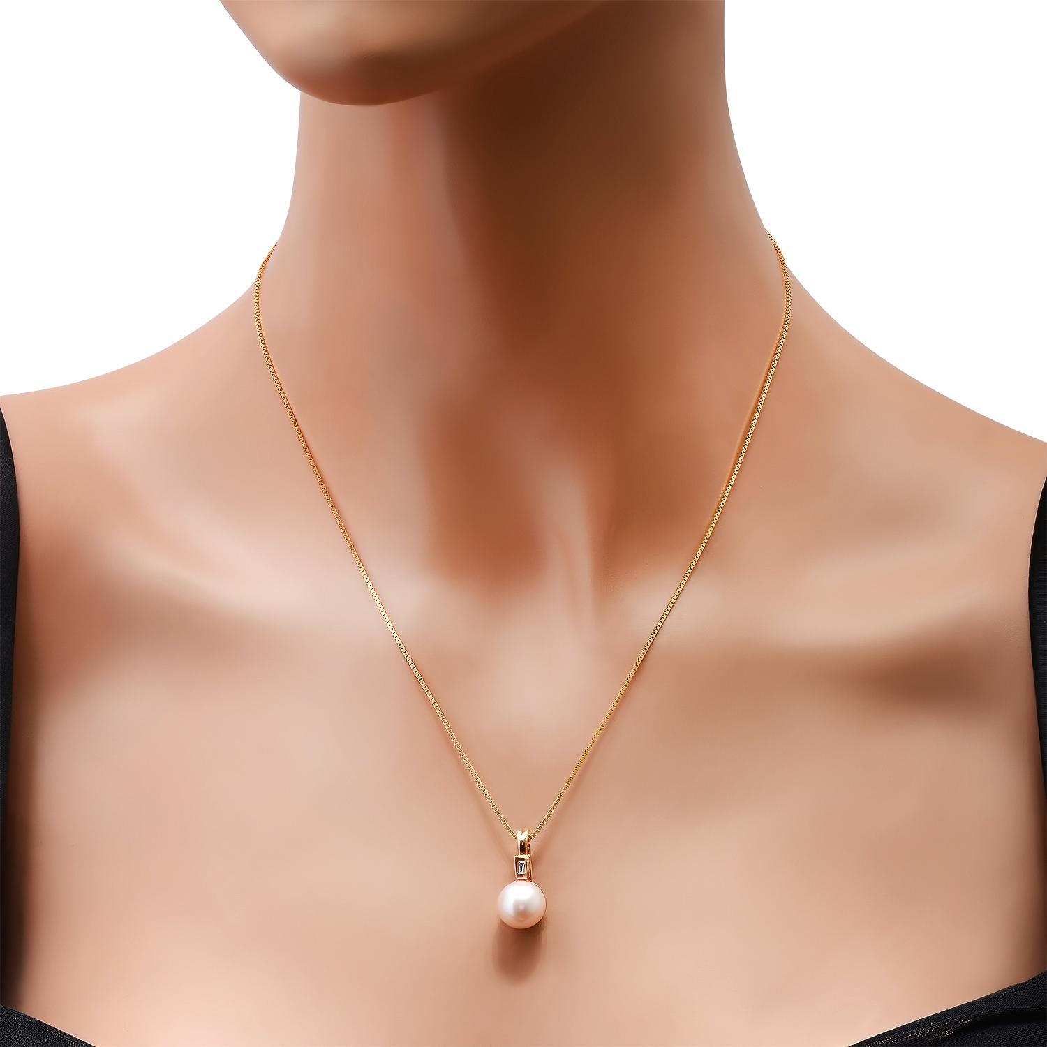 18K Yellow Gold Setting with One 10mm South Sea Pearl and 0.04ct Diamond Pendant