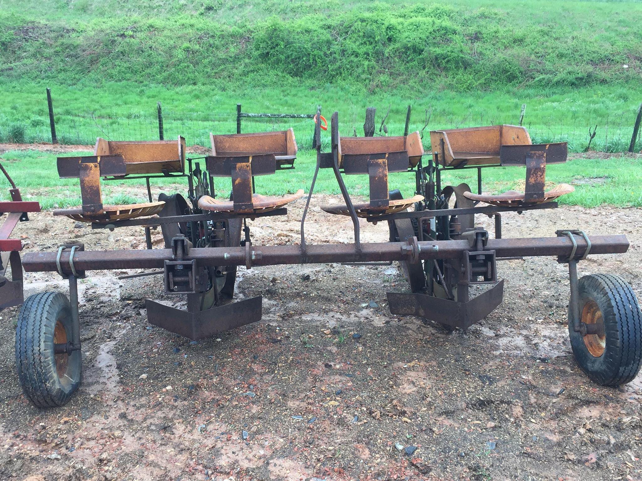 2 ROW HOLLAND TOBACCO SETTER