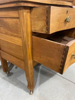 Antique women?s vanity on casters with mirror