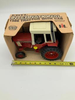 Ertl International 1586 tractor with cab 1:16 scale NIB