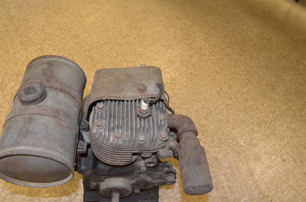 Coushman Husky 2M72 Antique Gas Engine
